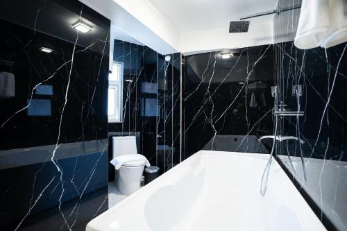 Un baño de The West Gate Posada By Summit