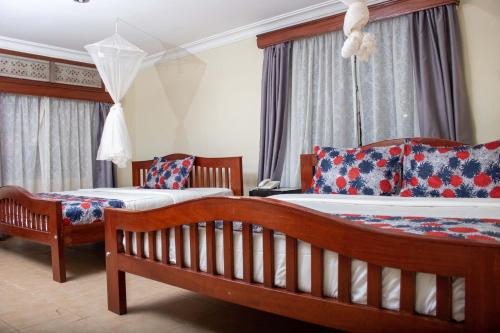 a bedroom with two beds and a couch at Hamilton Recreation Park in Kira