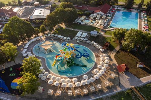 uma vista superior de uma piscina num resort em Mobile Homes Terme Jezercica em Donja Stubica