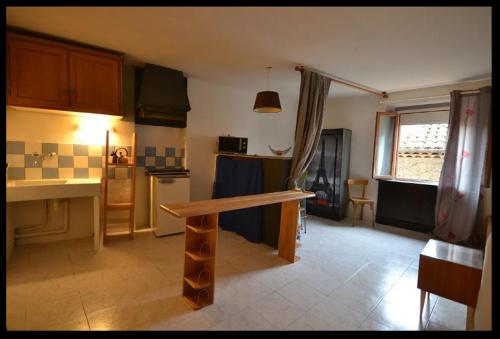 - une cuisine avec un comptoir dans une pièce dans l'établissement Studio VILLAGE 2ème étage, à Entrecasteaux