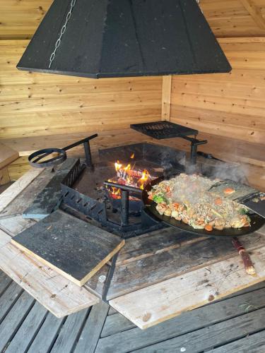 a fire pit with a table with food on it at Ottsjö-Åre Lodge in Ottsjö