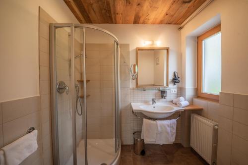 a bathroom with a shower and a sink at Pöder - daheim in den Bergen in Ultimo