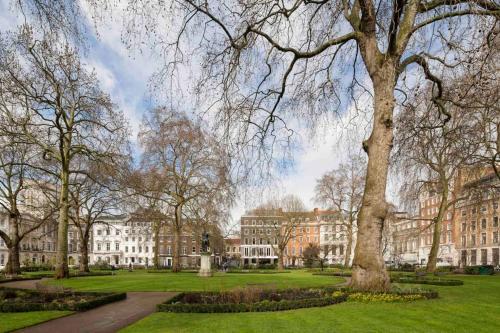 a park in front of a large building at Perfect West End Launchpad in London