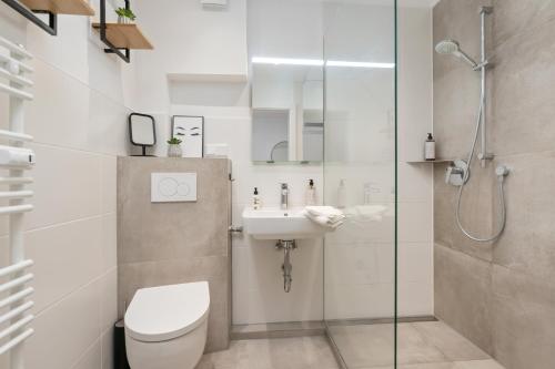 ein Bad mit einer Dusche, einem WC und einem Waschbecken in der Unterkunft Modern Oak-Apartment für bis zu 6 Personen in Bremen