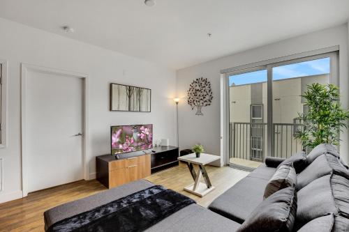 a living room with a couch and a tv at Apart Hotel at Chinatown in Los Angeles