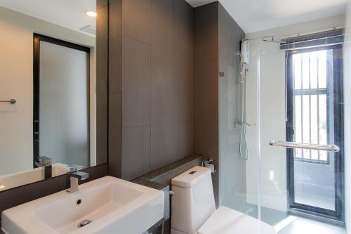 Kúpeľňa v ubytovaní 6th Avenue Surin Beach Condo by Thai Apart