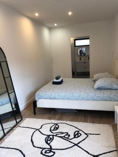 - une chambre avec 2 lits et un tapis au sol dans l'établissement la maison des vignes, à Bordeaux