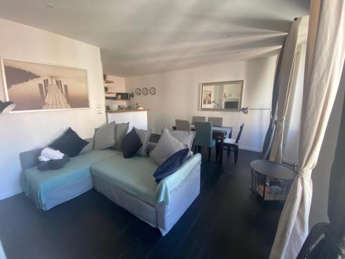 un salon avec un canapé et une table dans l'établissement Agréable T2 rénové, Cannes centre, Suquet, plages, à Cannes