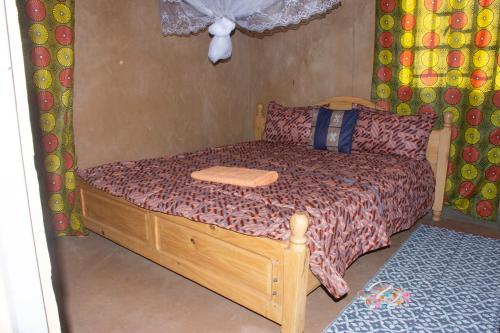 una cama pequeña en una casa de juegos en Munyana homestay, en Rwinkwavu