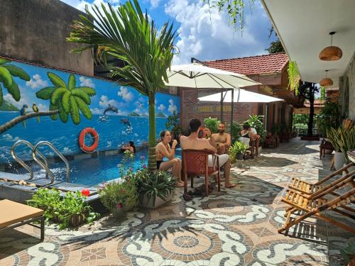 Tam Coc Paradise Homestay في نينه بينه: لوحة جدارية لمسبح في منتجع