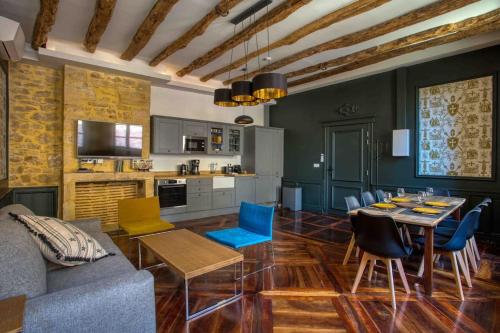 un salon avec une table et des chaises et une cuisine dans l'établissement 