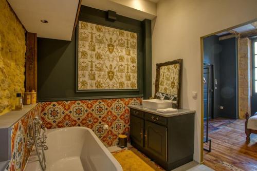 une salle de bain avec une baignoire et un lavabo dans l'établissement 