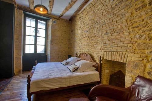 une chambre avec un lit dans un mur de briques dans l'établissement 