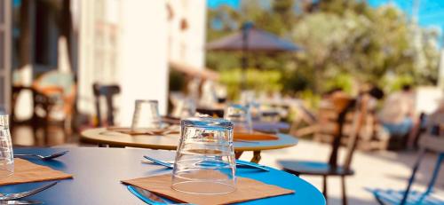 a bottle of water sitting on top of a table at Logis Hôtel Médiéval, Montélimar Nord in Rochemaure