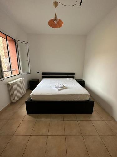 Un dormitorio con una cama en la esquina de una habitación. en Casa di Giusi, en Bolonia