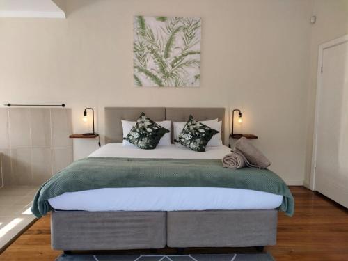 ein Schlafzimmer mit einem großen Bett mit zwei Kissen in der Unterkunft Luxury Living On Westview in Port Elizabeth