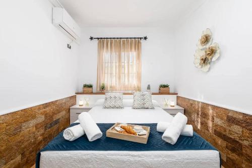 Un dormitorio con una cama grande y una bandeja. en Country House Zambrana en Cártama