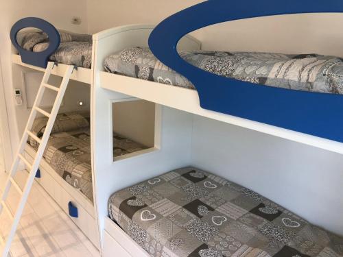 Letto o letti a castello in una camera di Villa d'Este attico con piscina rooftop