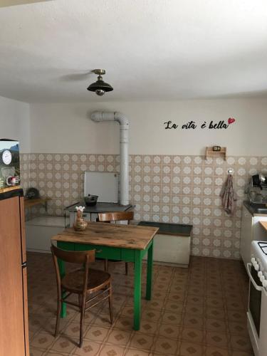 cocina con mesa y cocina con fogones en Ostello Casa Morit, en Pontebba