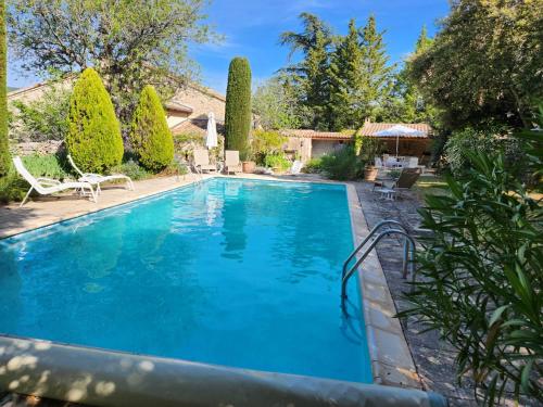 - une piscine dans une cour arborée dans l'établissement La Lauze, à Blauvac