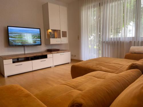 ein Wohnzimmer mit 2 Sofas und einem Flachbild-TV in der Unterkunft Familien Themen-Appartement Freiburg in Sölden 3 Schlafzimmer in Sölden