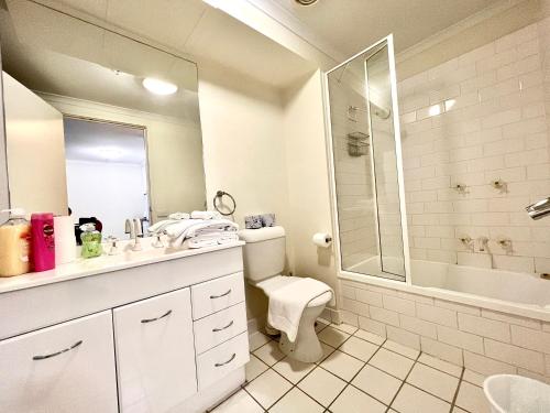 ein Bad mit einem Waschbecken, einem WC und einer Dusche in der Unterkunft ReadySet Apartments on Kavanagh in Melbourne