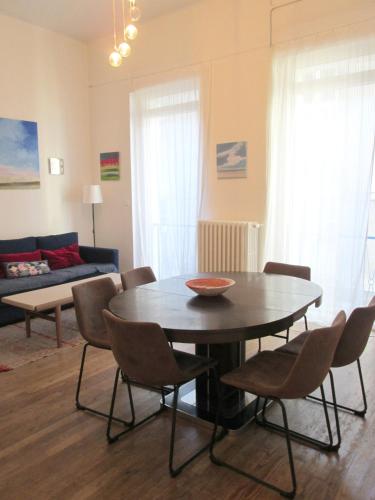 un salon avec une table et des chaises de salle à manger dans l'établissement Grand appartement Bretagne Saint Malo Intra Muros, à Saint-Malo