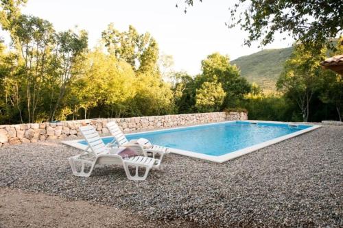 查普利納的住宿－Villa Stanko Međugorje，几把椅子和一个游泳池