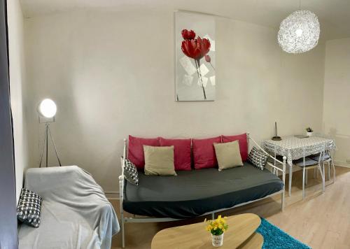 un salon avec un canapé et une table dans l'établissement Apartment T2 Le Mans TGV Station, au Mans