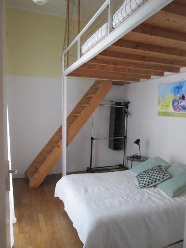 une chambre avec un lit superposé et un escalier dans l'établissement Grand appartement Bretagne Saint Malo Intra Muros, à Saint-Malo