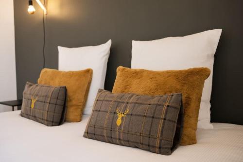 - un lit avec 2 oreillers et 2 dans l'établissement L'appart' du dessous, à Gérardmer