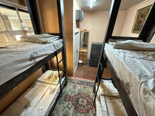 Un pat sau paturi într-o cameră la Gold Hostel