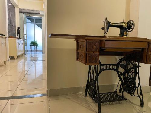 una máquina de coser sentada sobre una mesa en una habitación en 4 Corone, en Nápoles