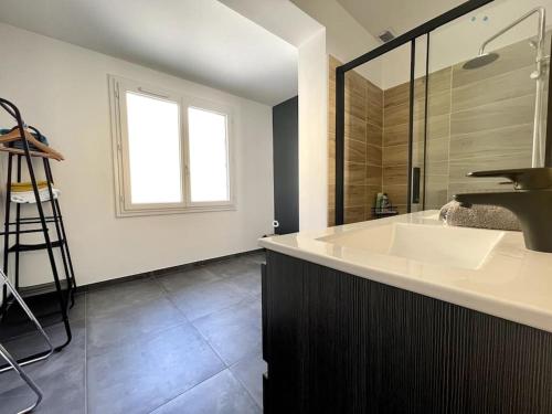Maison Bleue ※ Carcassonne في قرقشونة: حمام مع حوض ومرآة