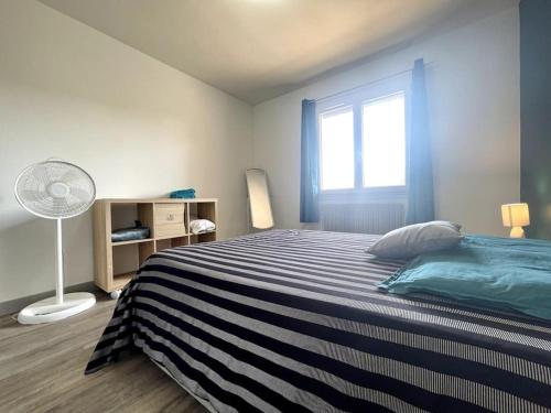 Maison Bleue ※ Carcassonne في قرقشونة: غرفة نوم بسرير كبير ونافذة