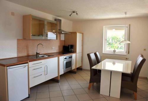 Kuchyň nebo kuchyňský kout v ubytování Böbrach Ferienwohnung