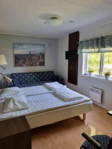 1 dormitorio con 1 cama grande en una habitación en Nyckelbo Vandrarhem, en Helsingborg