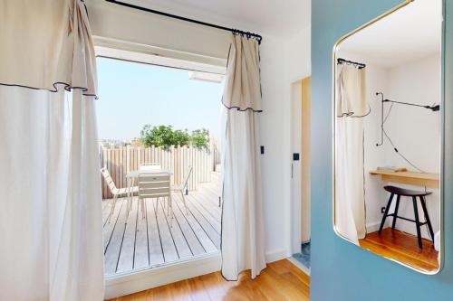 - un miroir dans une chambre avec vue sur une terrasse dans l'établissement Des Bulles en rooftop, à Annecy