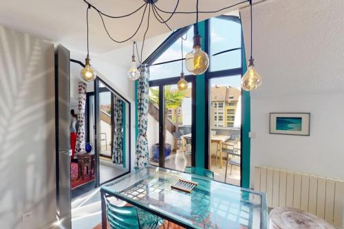 une salle à manger avec une table en verre et une fenêtre dans l'établissement L'Agathe-Vieille ville piétonne, à Annecy