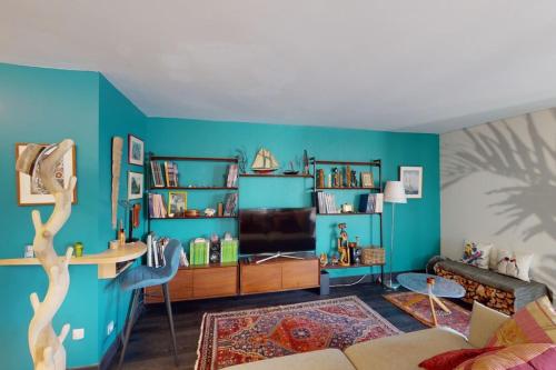 un salon avec un mur bleu dans l'établissement L'Agathe-Vieille ville piétonne, à Annecy