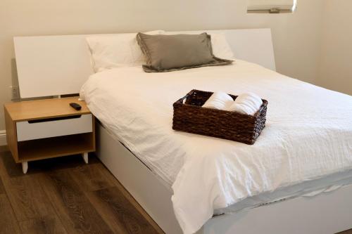 uma cama com uma cesta de toalhas e uma mesa de cabeceira em Best location and value em Pasadena