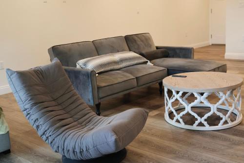 uma sala de estar com um sofá e uma mesa em Best location and value em Pasadena