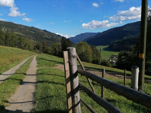 a fence on the side of a dirt road at Lärchenhaus ,,Unterer Brodl" in Kammersberg