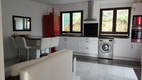 une cuisine avec des armoires blanches et une machine à laver dans l'établissement Maison 4 pièces, 3 chambres avec Jardin et Terrasse, à Lisses