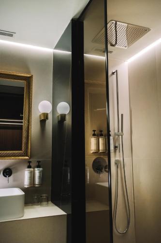 a bathroom with a shower and a sink at Hotel Pinar Plaza in Madrid