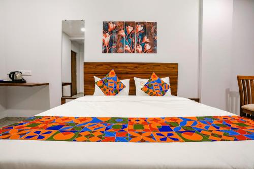 Een bed of bedden in een kamer bij FabHotel Swaraj