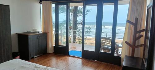 1 dormitorio con vistas al océano en Seascape by Sand Sapphire en Canacona