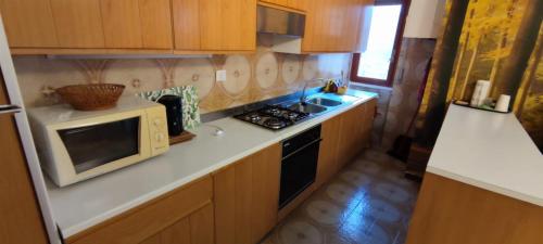a kitchen with a microwave and a stove at Casa Giada in Rapallo