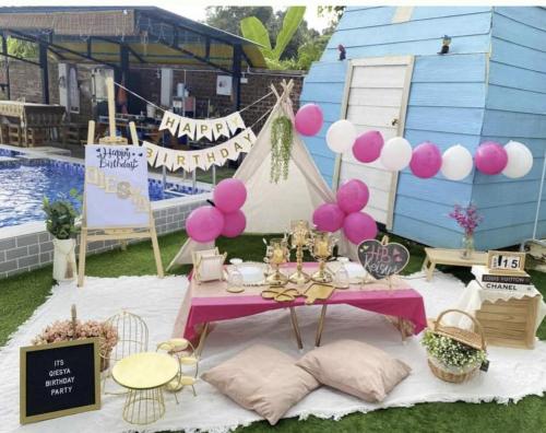 una mesa con globos rosas y blancos junto a una piscina en Casa LiLa Tiny Stay & Pool Kota Bharu,free wifi,free parking, 