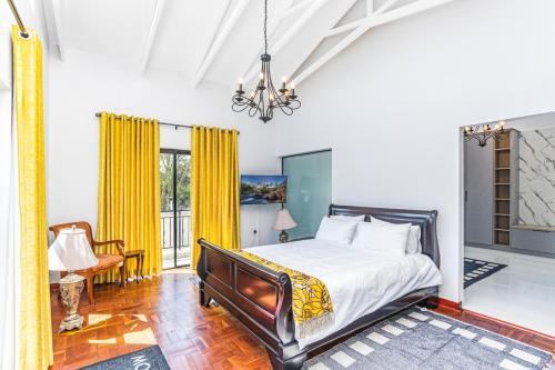 um quarto com uma cama e cortinas amarelas em KwaMagogo Villa, Chartwell em Joanesburgo